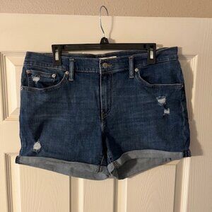 Levis Mid Length Short